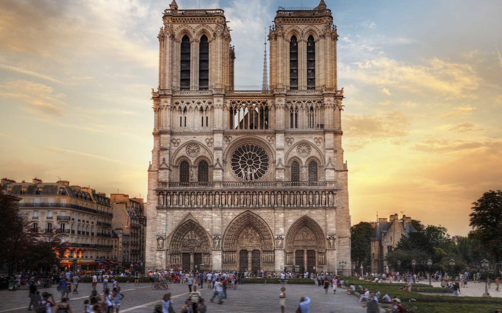 Kiến trúc mê đắm của Nhà thờ Đức Bà Paris trước khi bị ngọn lửa thiêu rụi